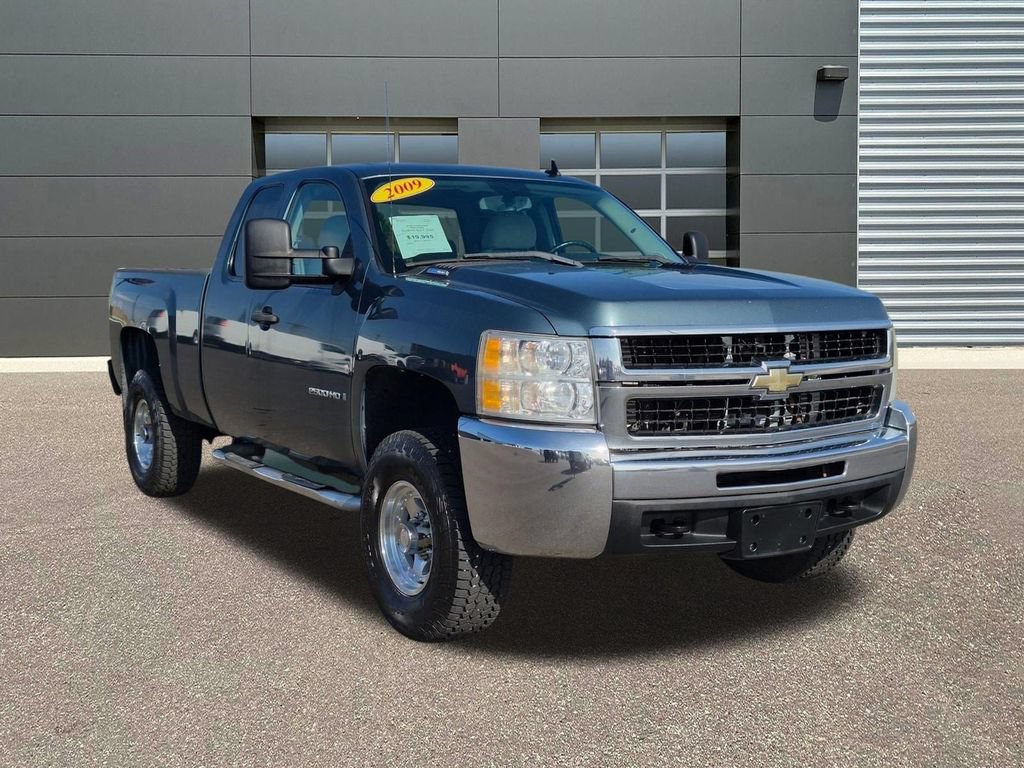 Used 2009 Chevrolet Silverado 2500 LT w/ Interior Plus Package AWD/4WD image 3