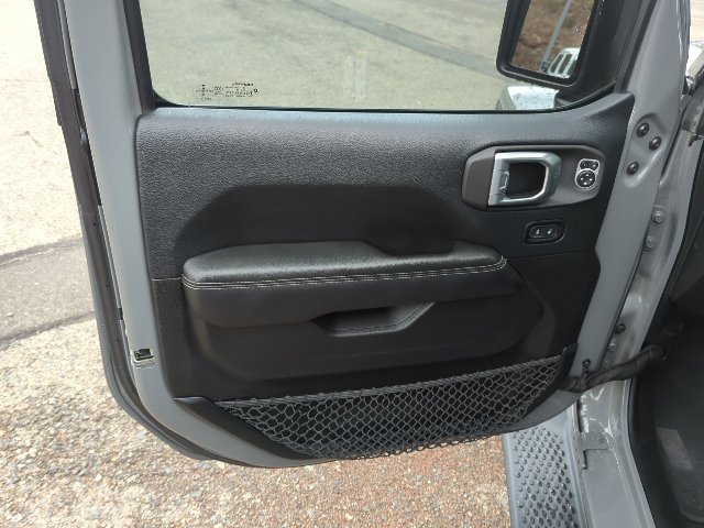 Used 2018 Jeep Wrangler Unlimited Sahara AWD/4WD image 16