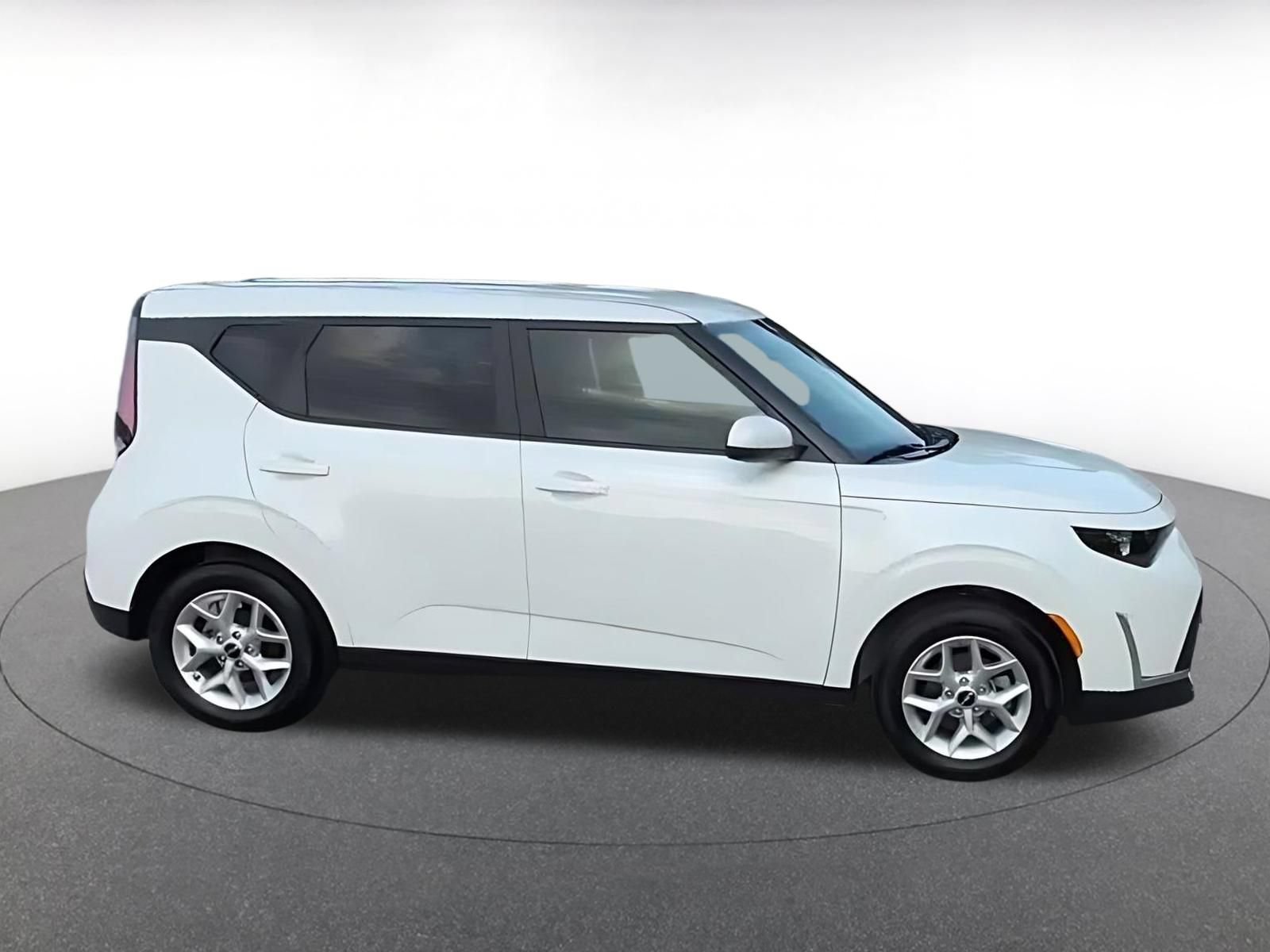 Used 2025 Kia Soul LX w/ LX Technology Package FWD image 15