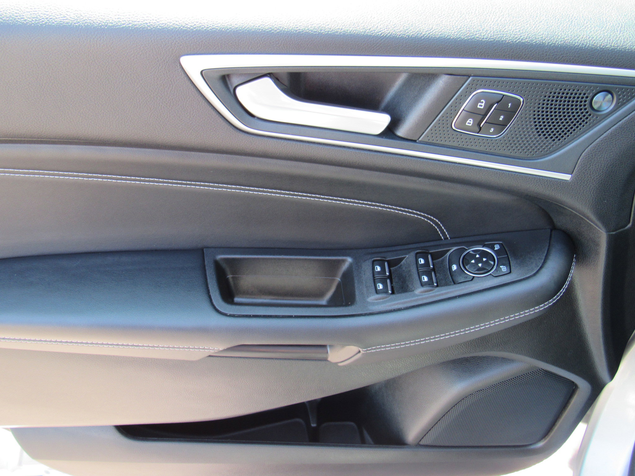 Used 2024 Ford Edge Titanium image 11