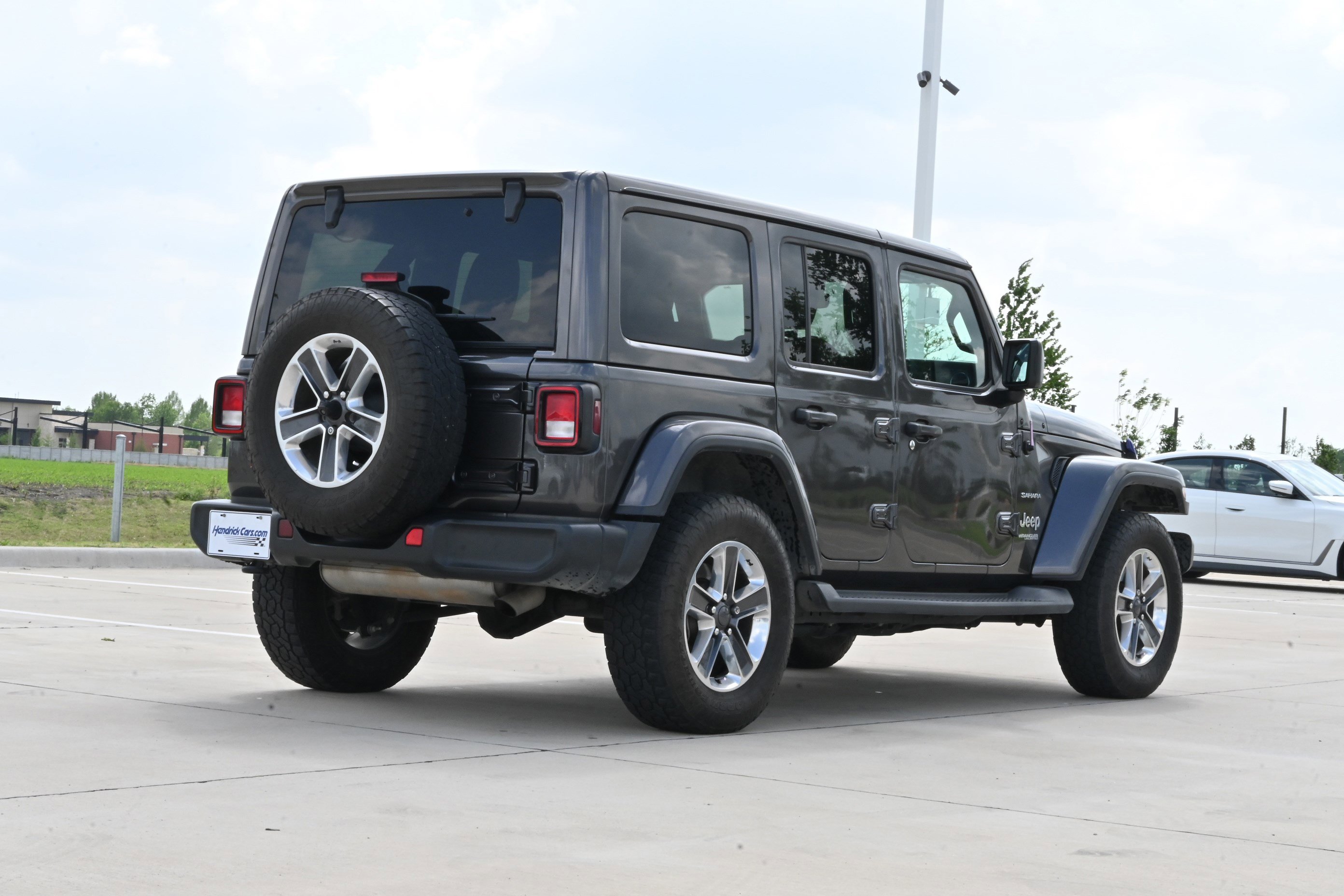 Used 2018 Jeep Wrangler Unlimited Sahara AWD/4WD image 9