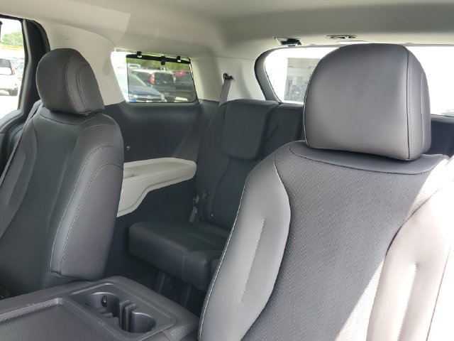 Used 2024 Kia Carnival EX FWD image 11