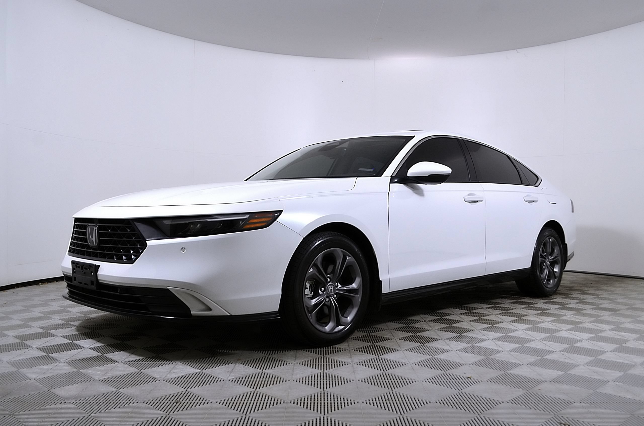 Used 2023 Honda Accord EX-L image 2