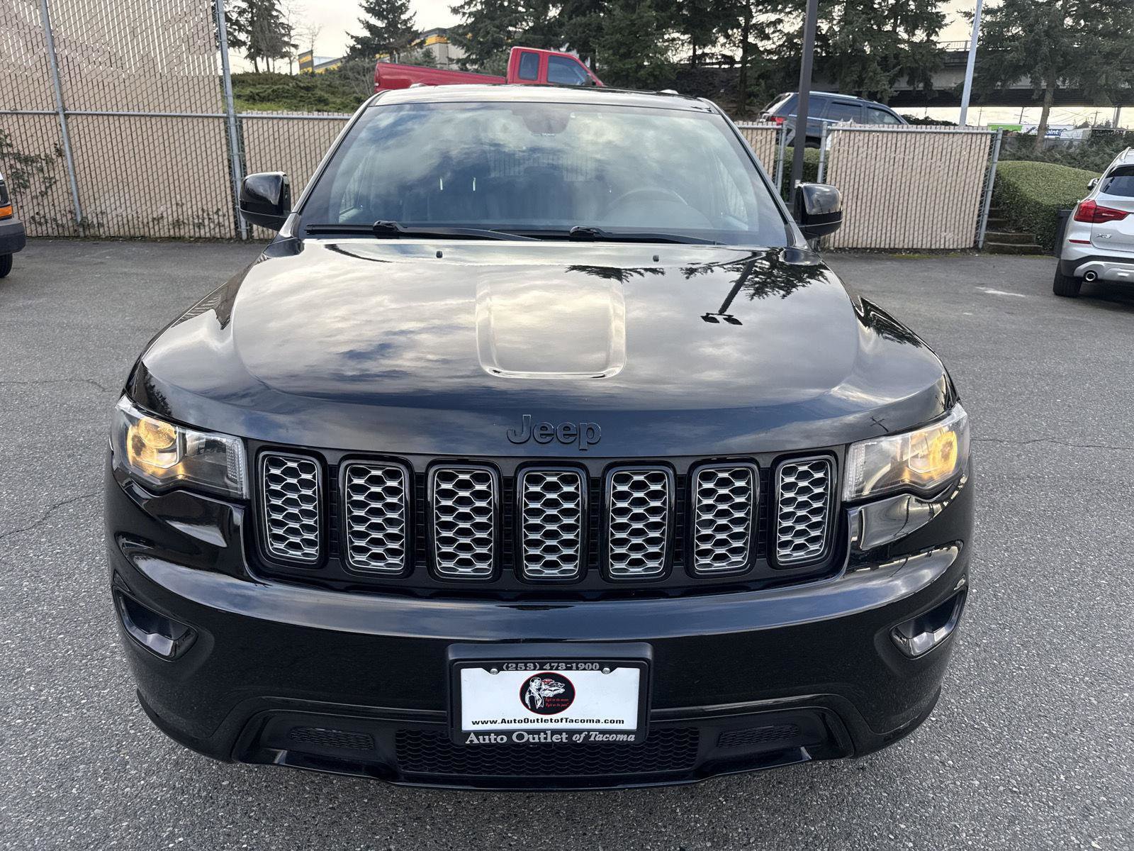 Used 2018 Jeep Grand Cherokee Altitude image 2