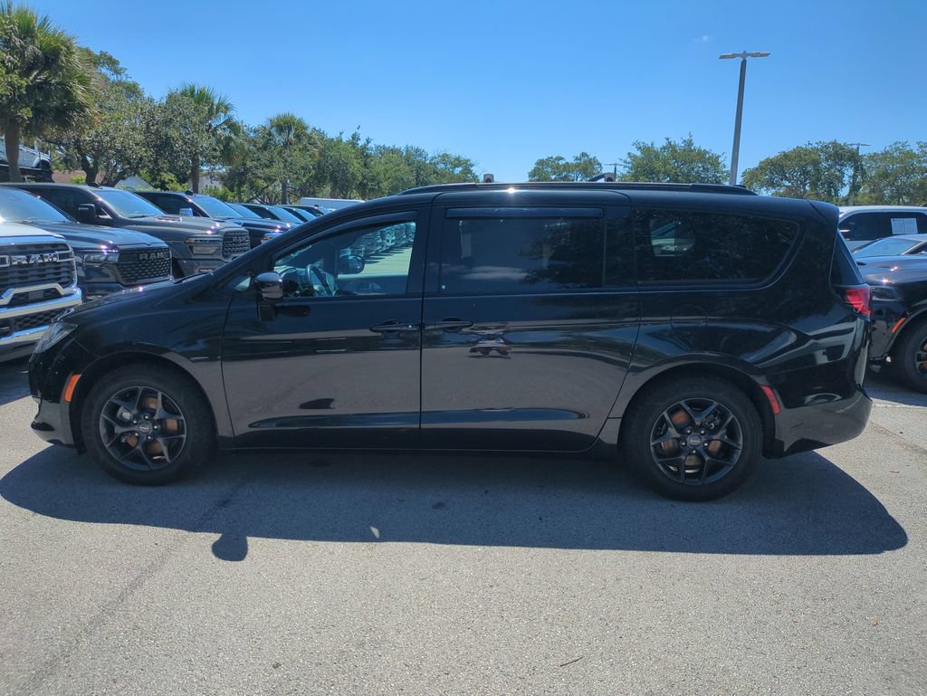 Used 2020 Chrysler Pacifica Touring-L Plus FWD image 9