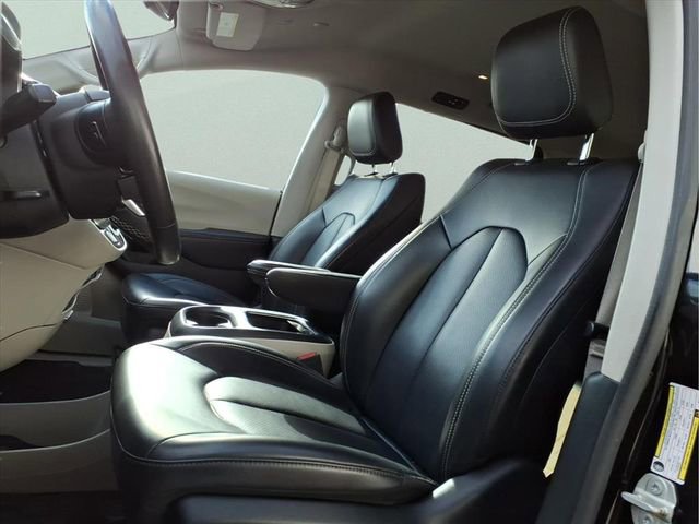 Used 2023 Chrysler Pacifica Touring-L image 12
