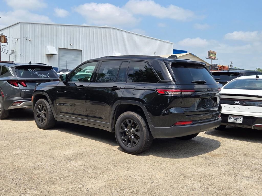 Used 2025 Jeep Grand Cherokee Altitude AWD/4WD image 4