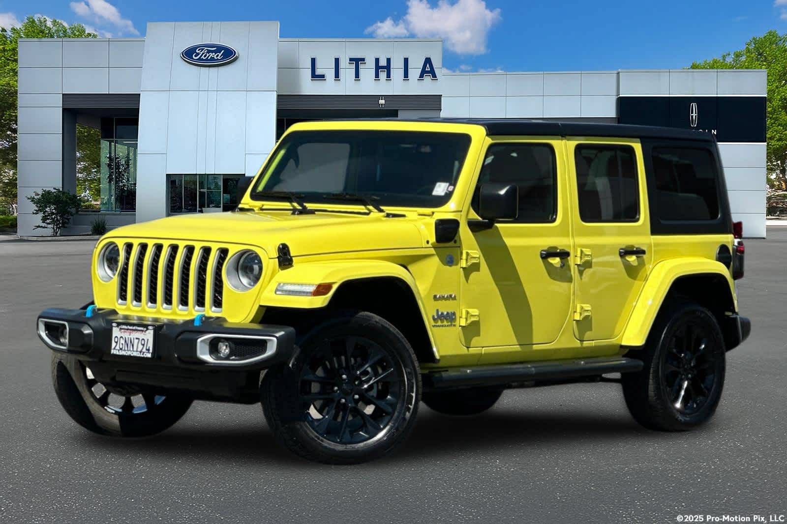 Used 2023 Jeep Wrangler Unlimited Sahara w/ Cold Weather Group AWD/4WD image 1