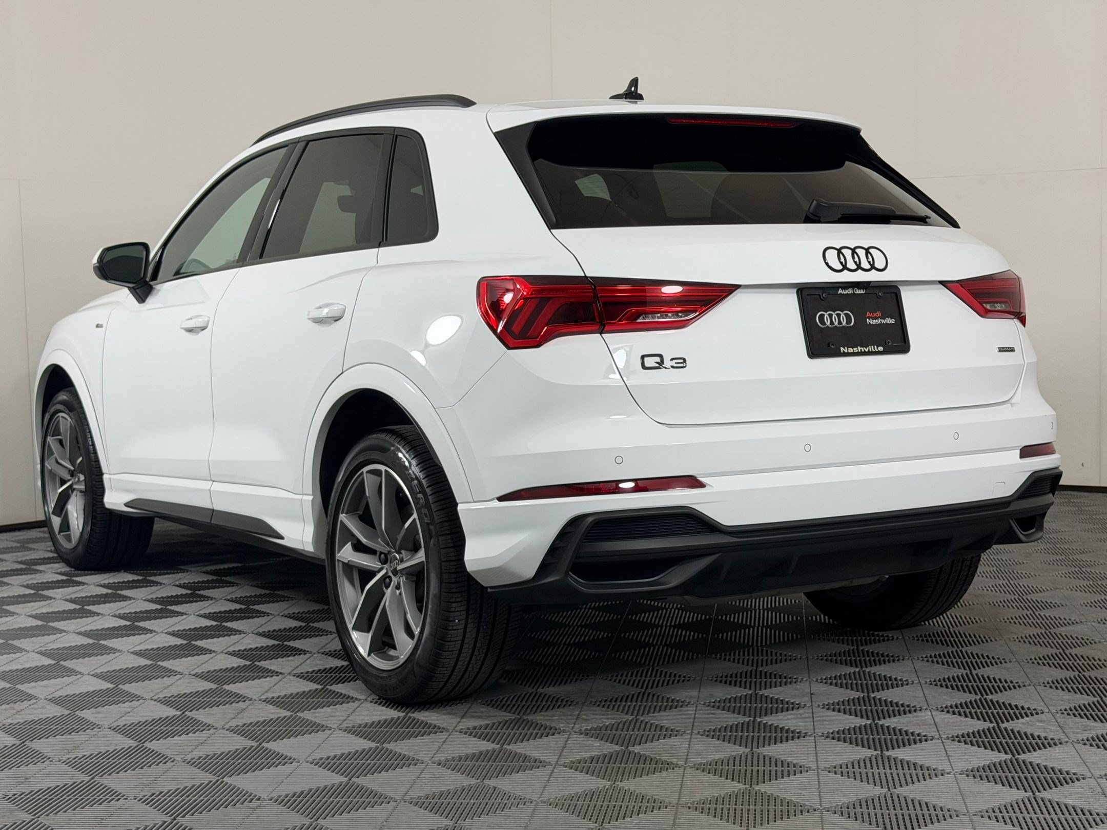 Used 2025 Audi Q3 2.0T Premium w/ Convenience Package AWD/4WD image 3