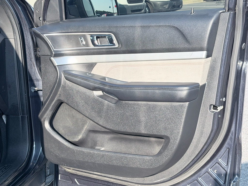Used 2017 Ford Explorer XLT w/ Equipment Group 202A FWD image 32