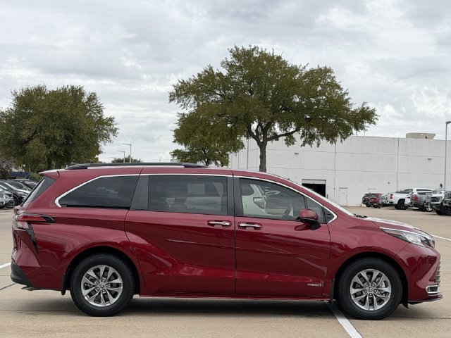 Used 2021 Toyota Sienna XLE FWD image 3