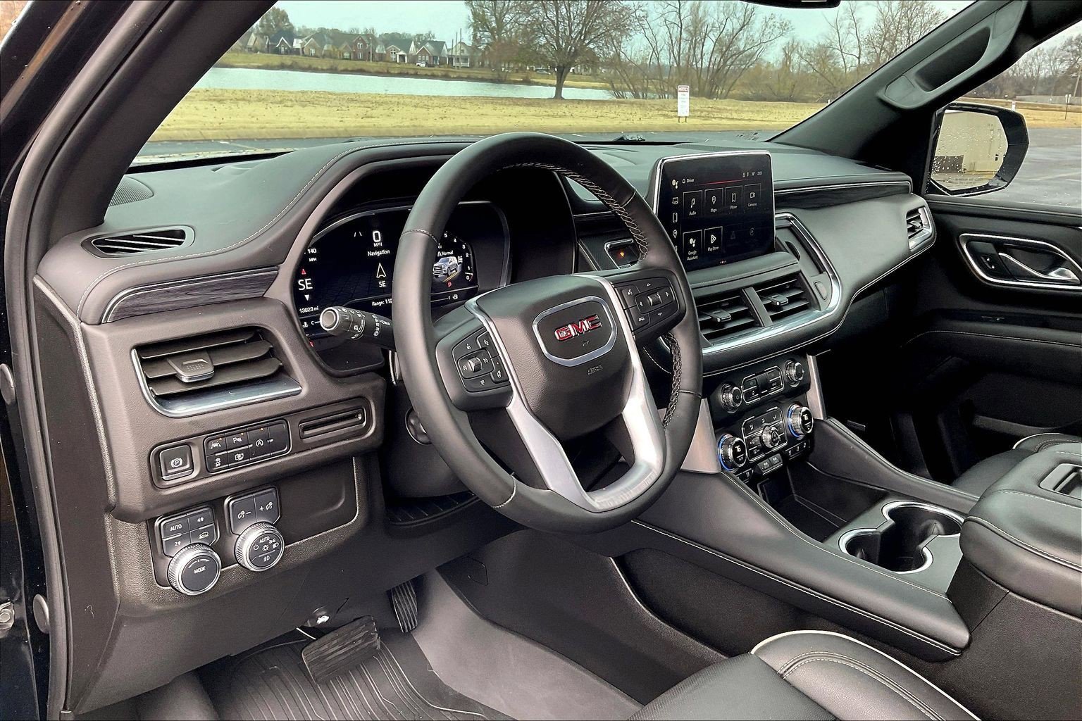 Used 2024 GMC Yukon SLT w/ SLT Luxury Package image 14