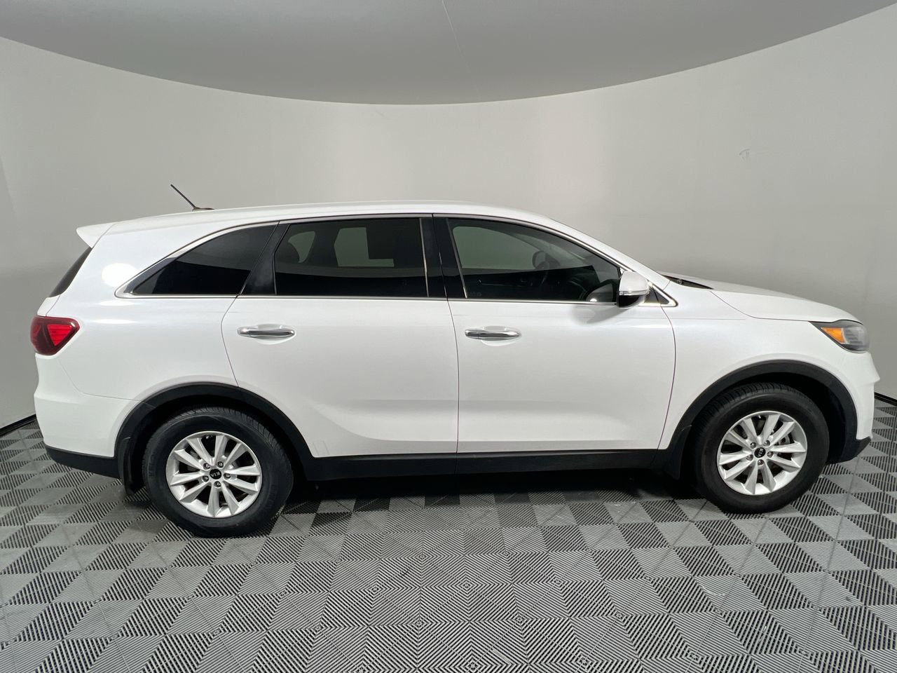 Used 2019 Kia Sorento FWD image 2