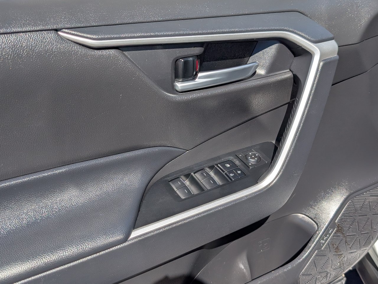 Used 2025 Toyota RAV4 XLE FWD image 15