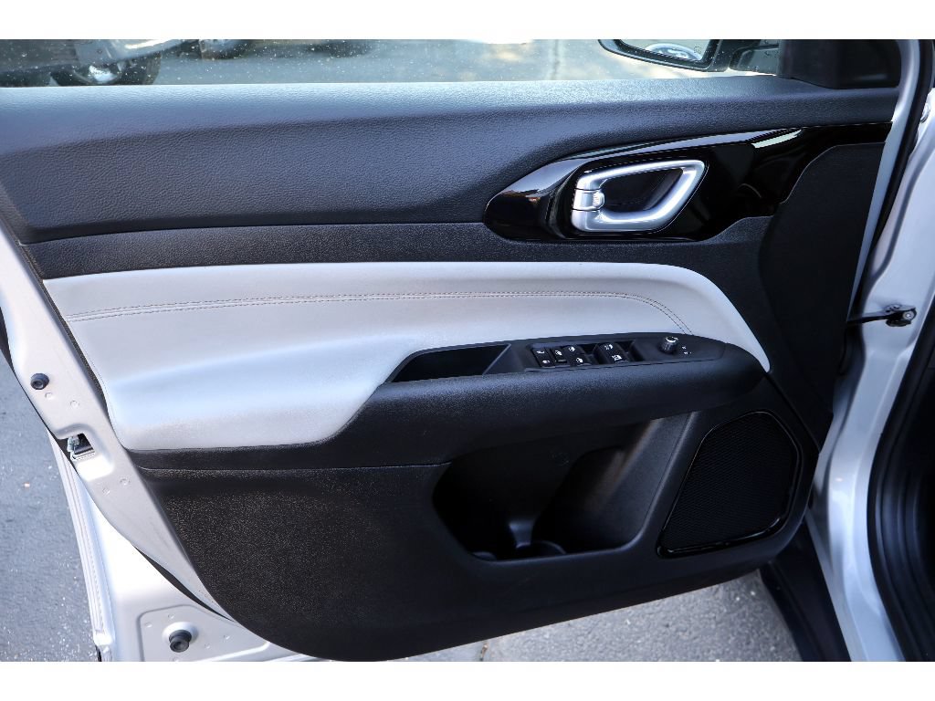 Used 2025 Jeep Compass Limited AWD/4WD image 23