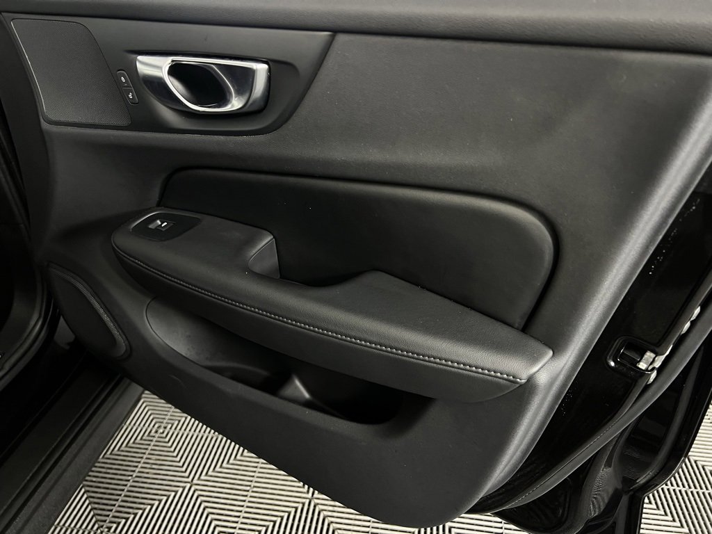 Used 2025 Volvo V60 B5 Cross Country Plus image 33