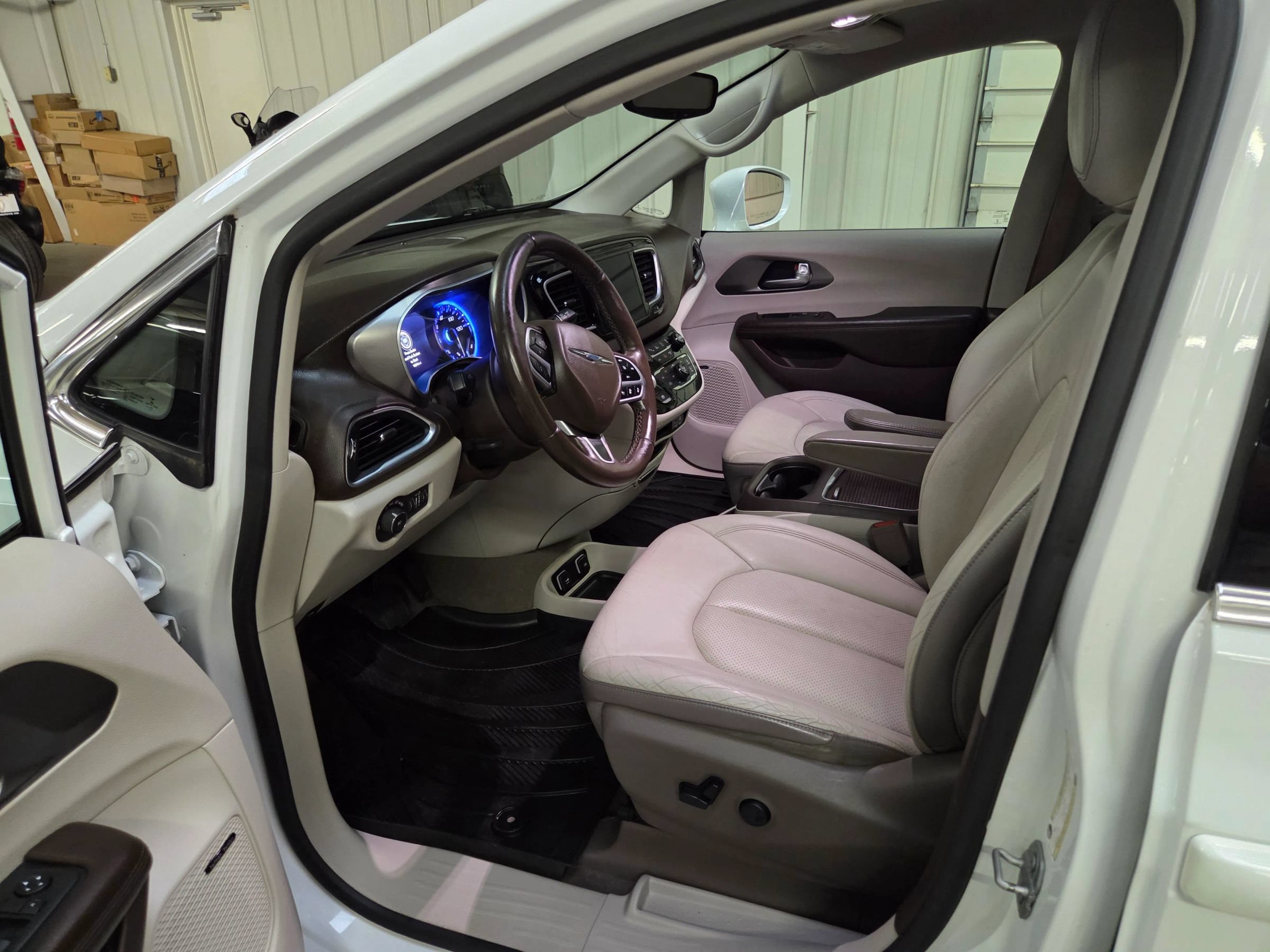 Used 2018 Chrysler Pacifica Touring-L Plus FWD image 14