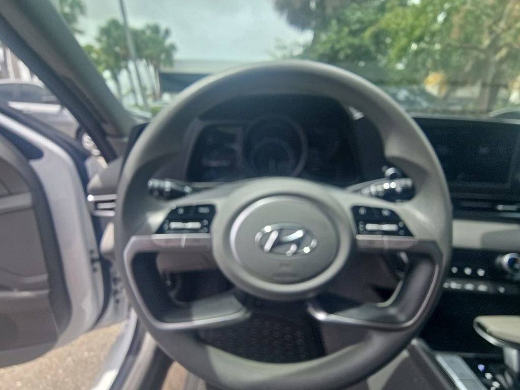 Used 2022 Hyundai Elantra Blue image 17