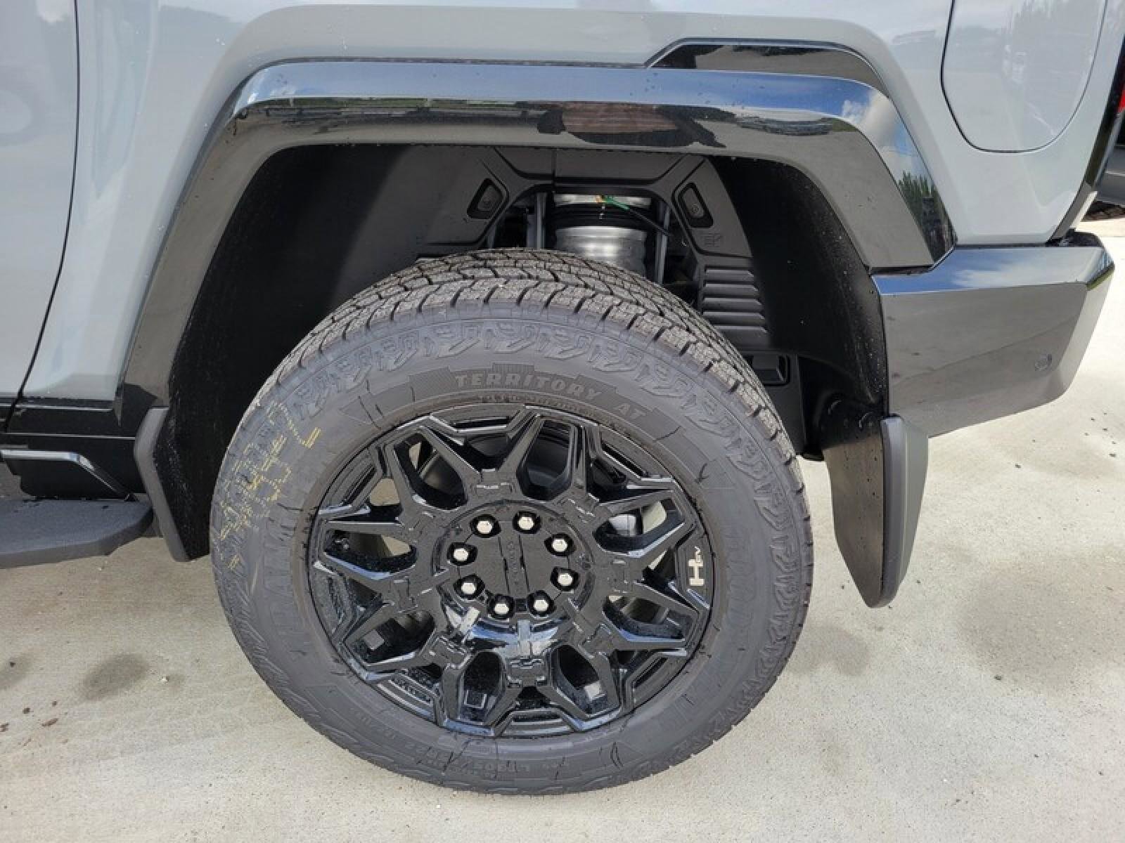 New 2025 GMC Hummer EV 2X w/ LPO, Illumination Package image 9