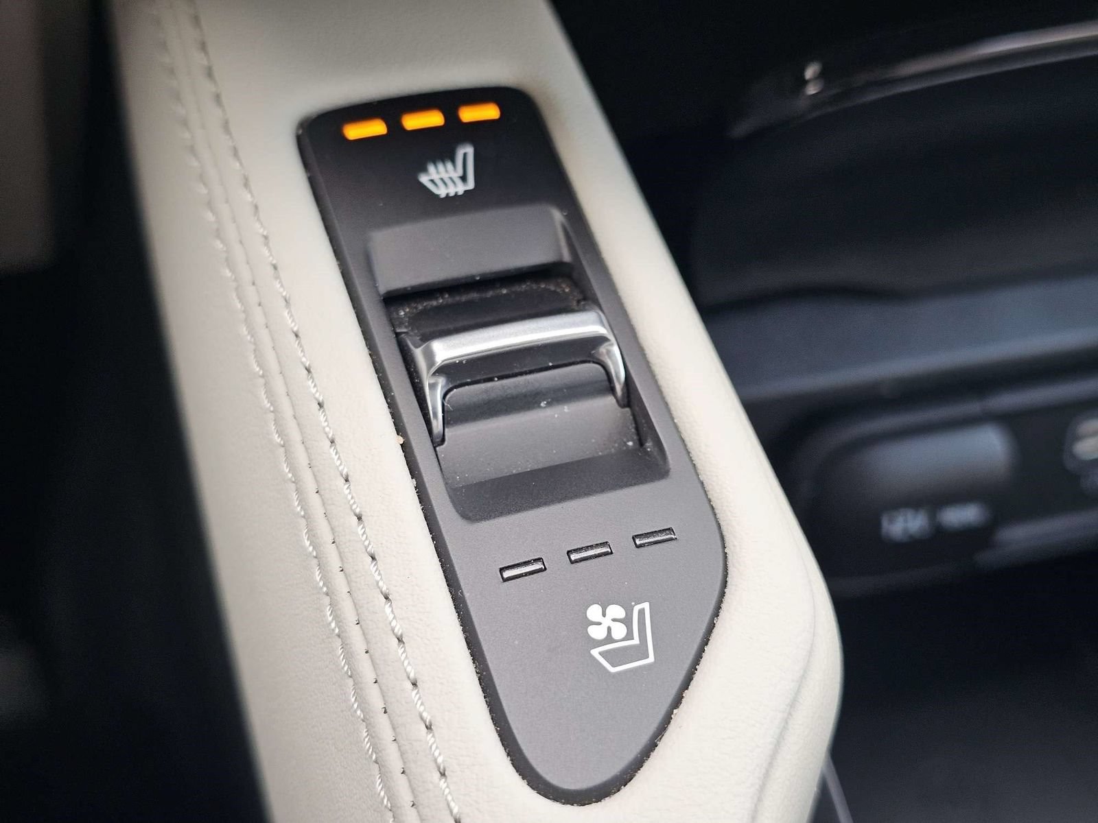 Used 2024 Kia Telluride EX w/ EX Captain's Chair Package FWD image 26