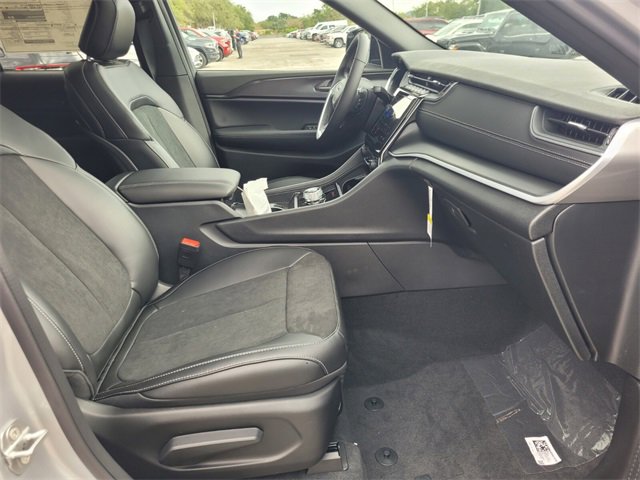 New 2025 Jeep Grand Cherokee Altitude image 15