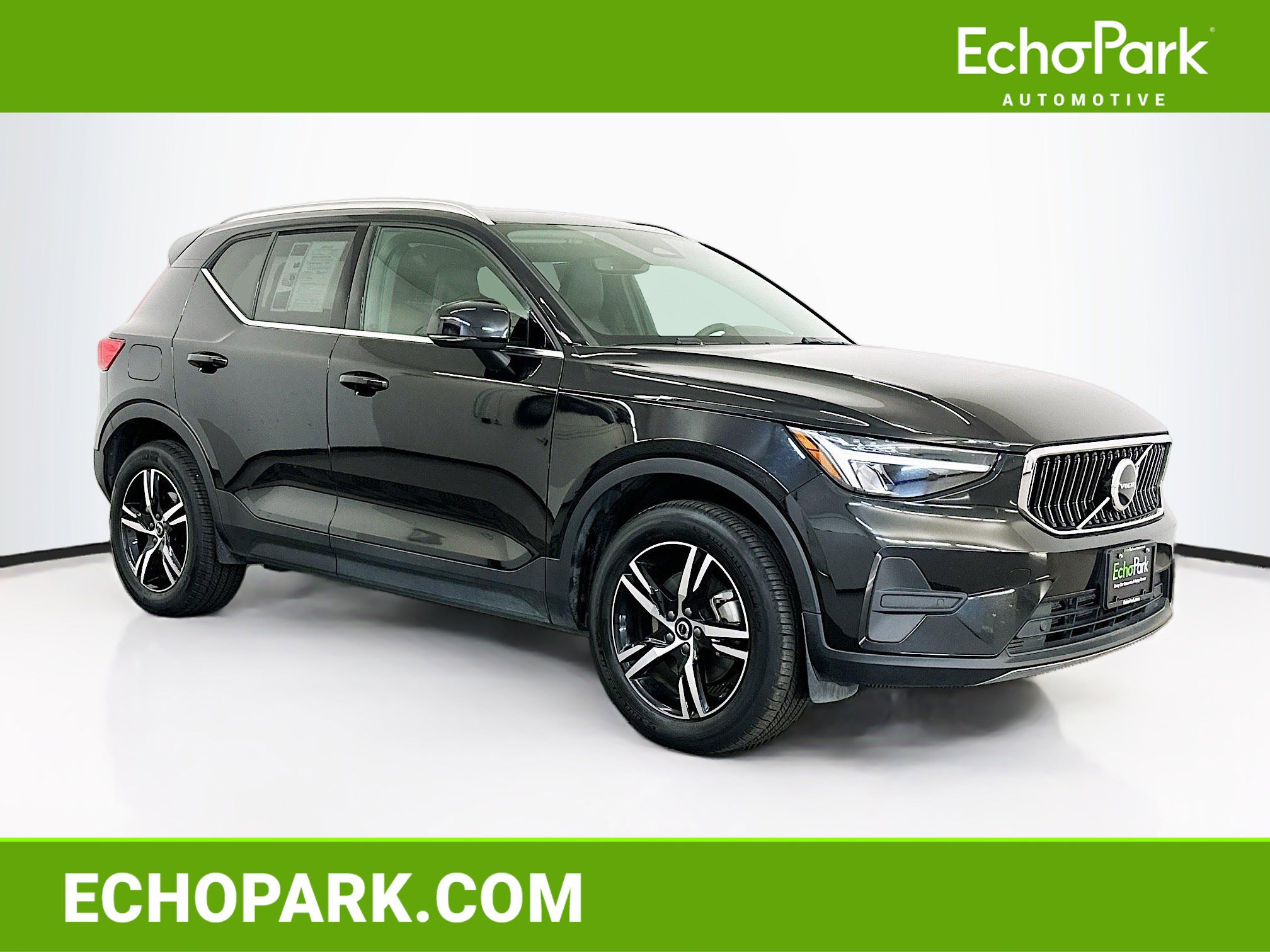 Used 2025 Volvo XC40 B5 Core image 1