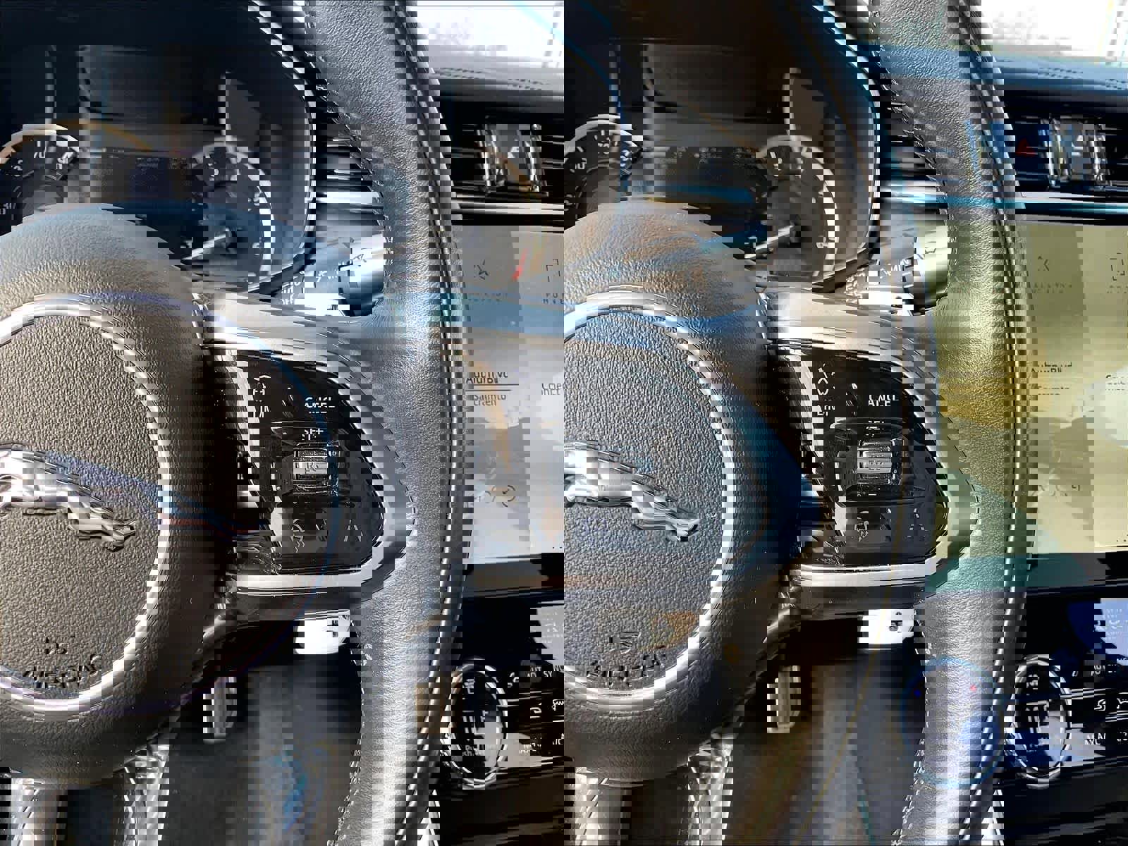 Used 2022 Jaguar XF SE image 19