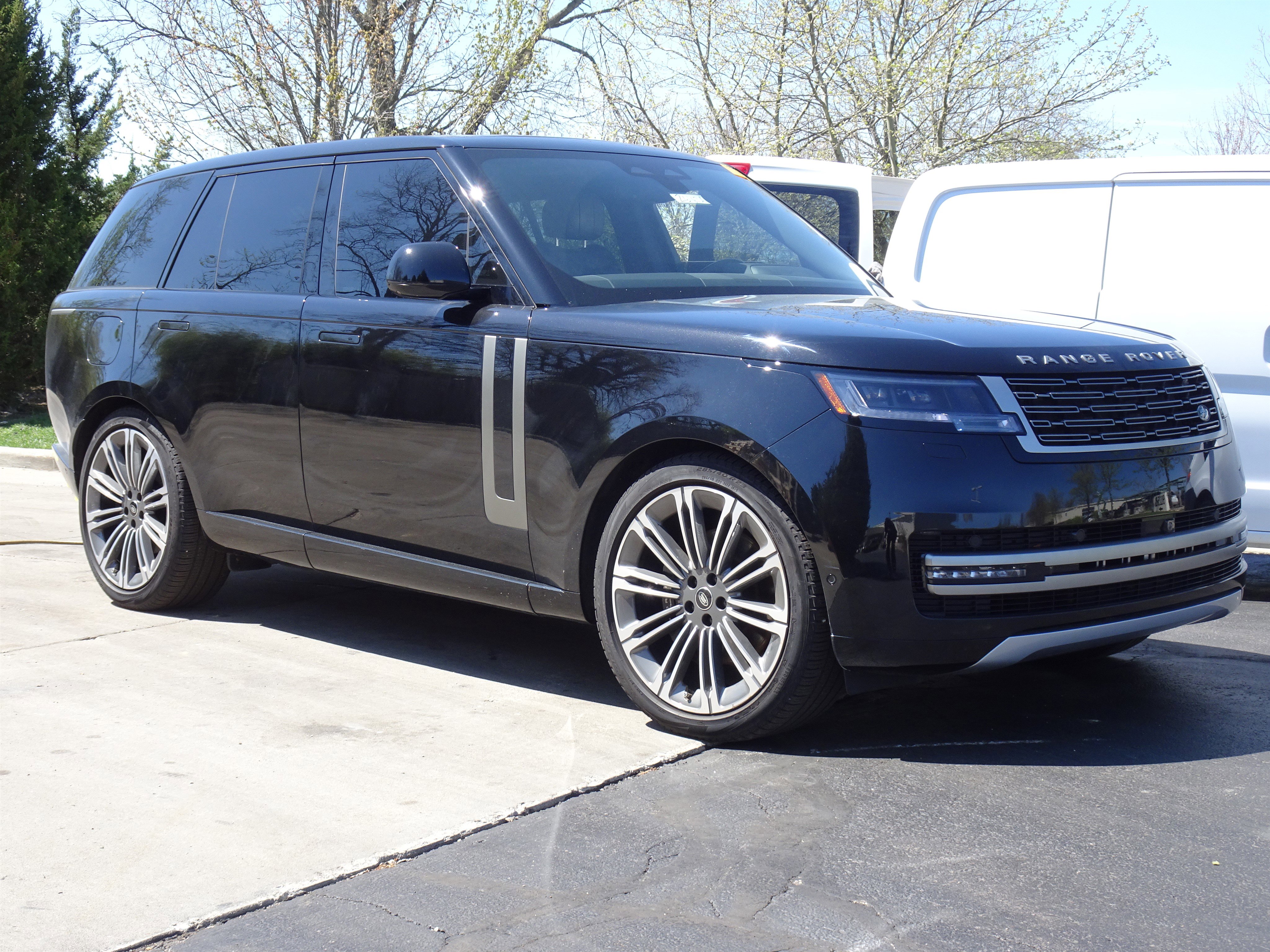 Certified 2024 Land Rover Range Rover SE image 3