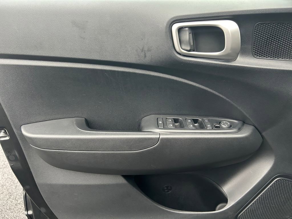 Certified 2025 Hyundai Venue SEL image 22