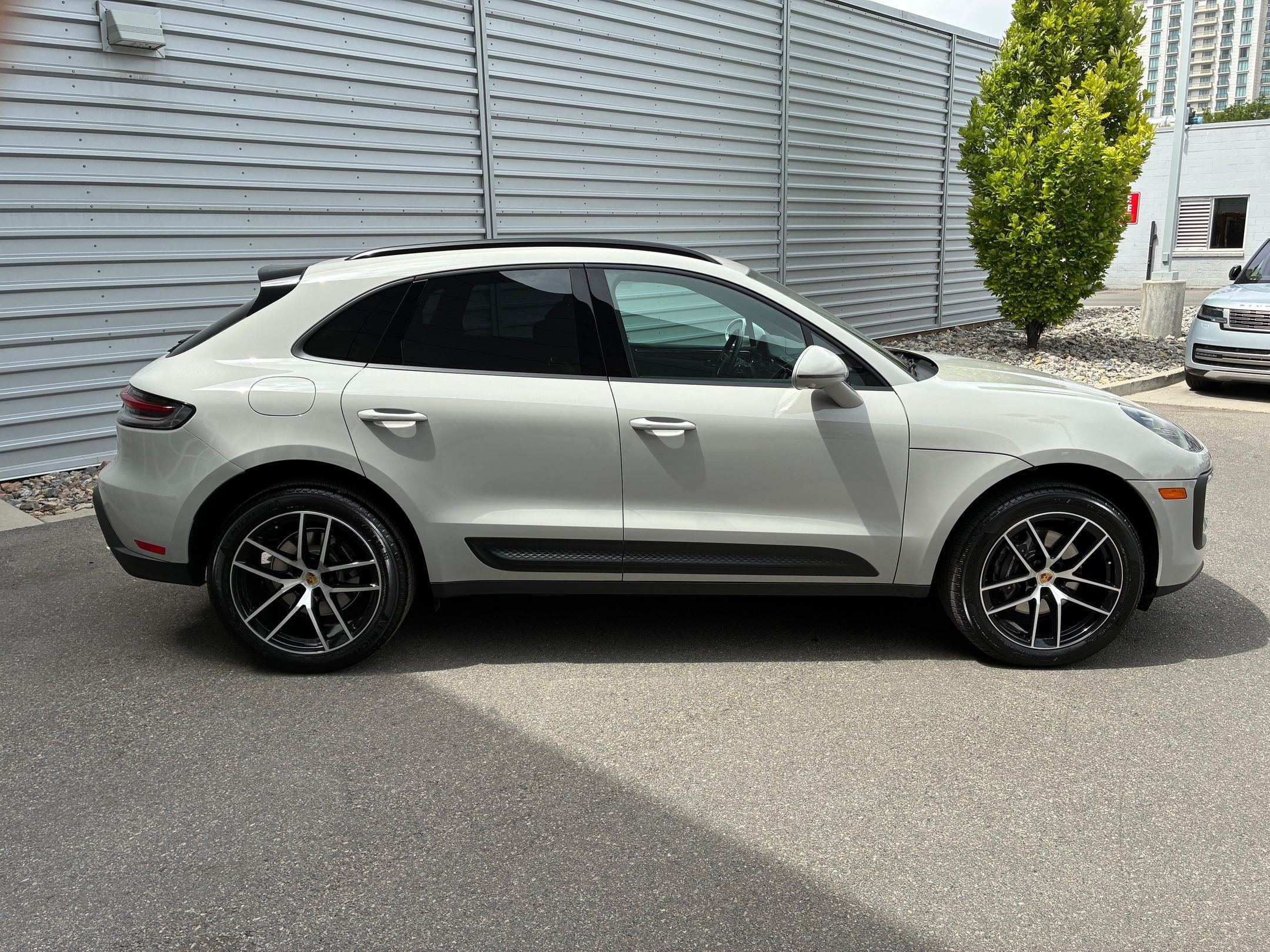 Used 2025 Porsche Macan AWD/4WD image 2