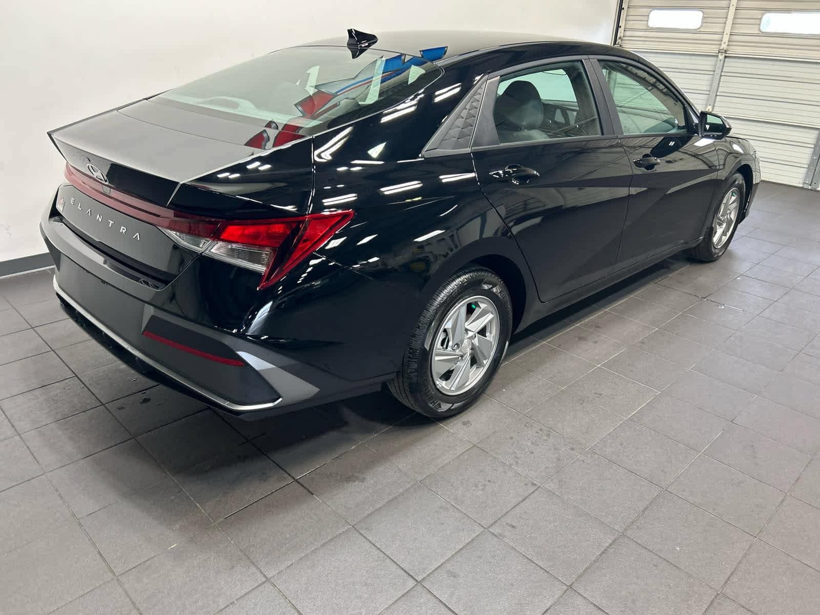 New 2026 Hyundai Elantra SE FWD image 3