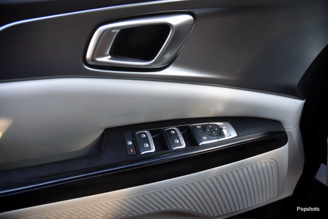 Used 2024 Kia Carnival LX FWD image 7
