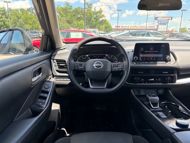 Used 2025 Nissan Rogue SV AWD/4WD image 3