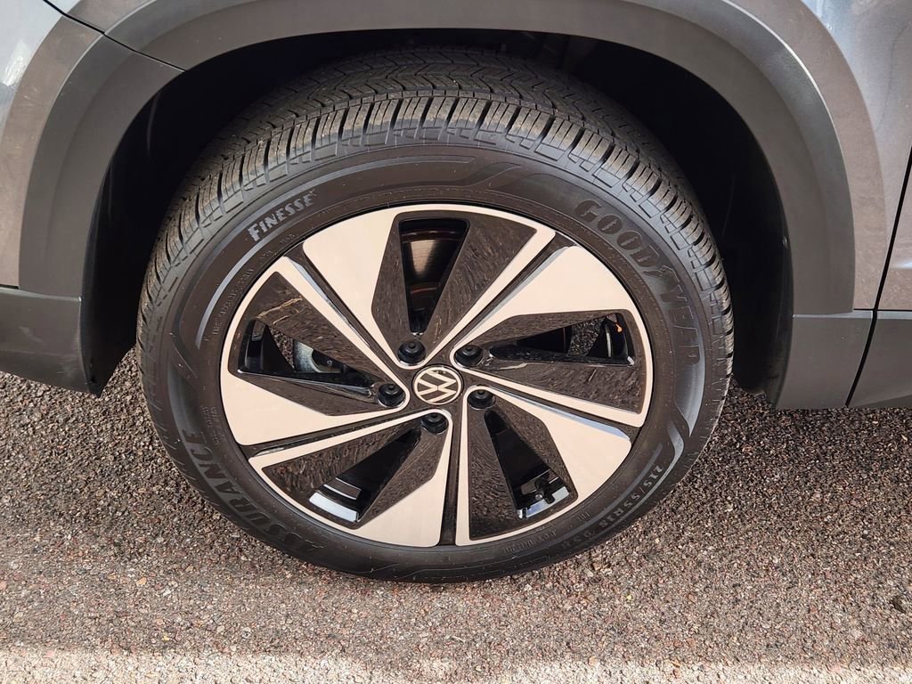 Used 2024 Volkswagen Taos SE image 23