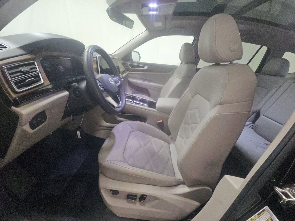 Used 2024 Volkswagen Atlas SE w/ Panoramic Sunroof Package image 4