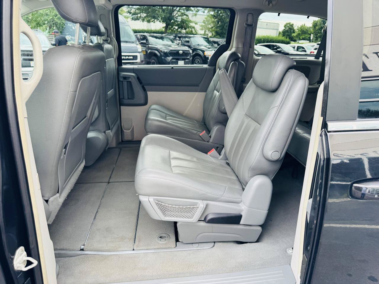 Used 2008 Chrysler Town & Country Touring FWD image 16