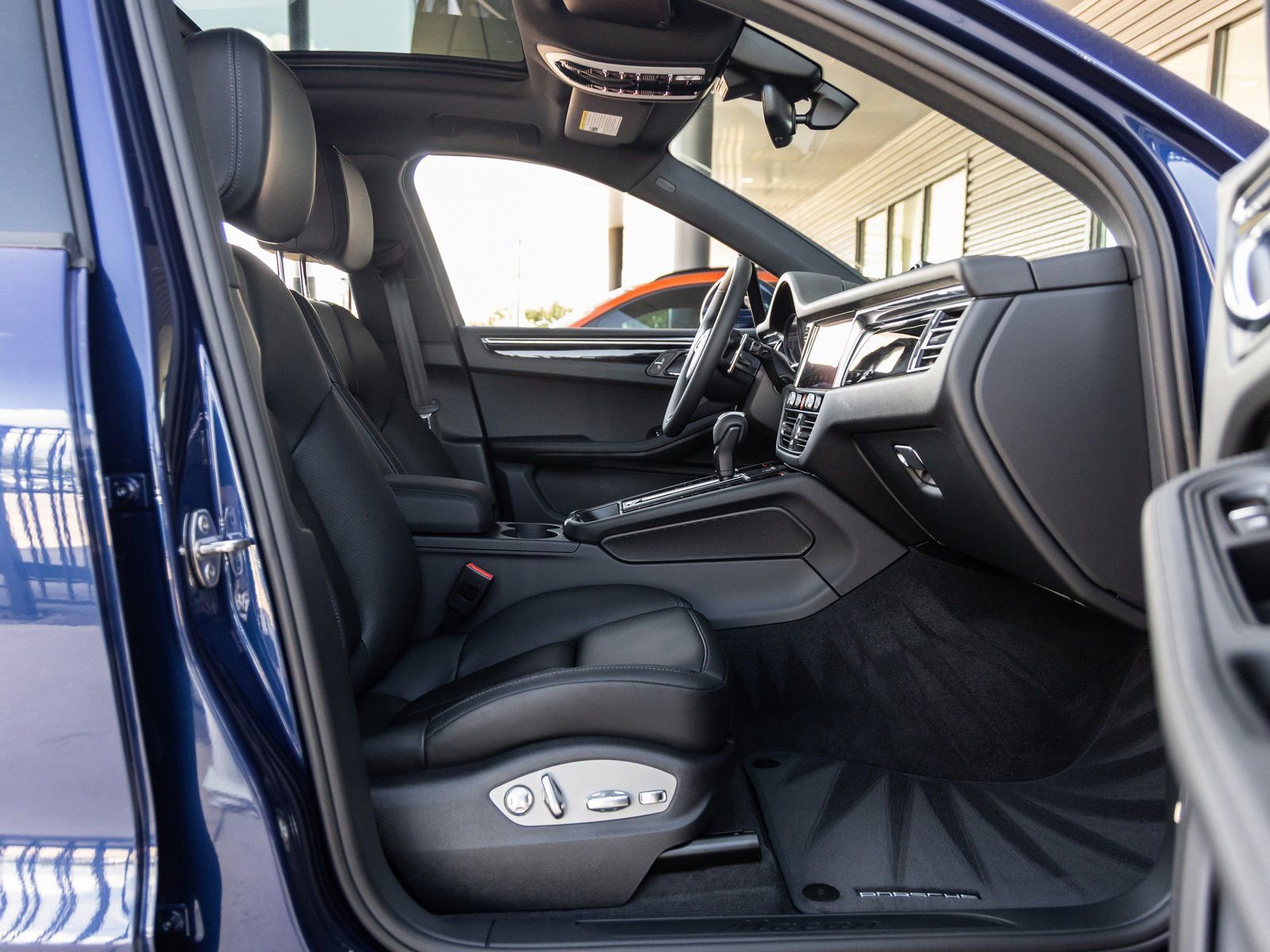 Certified 2025 Porsche Macan image 36