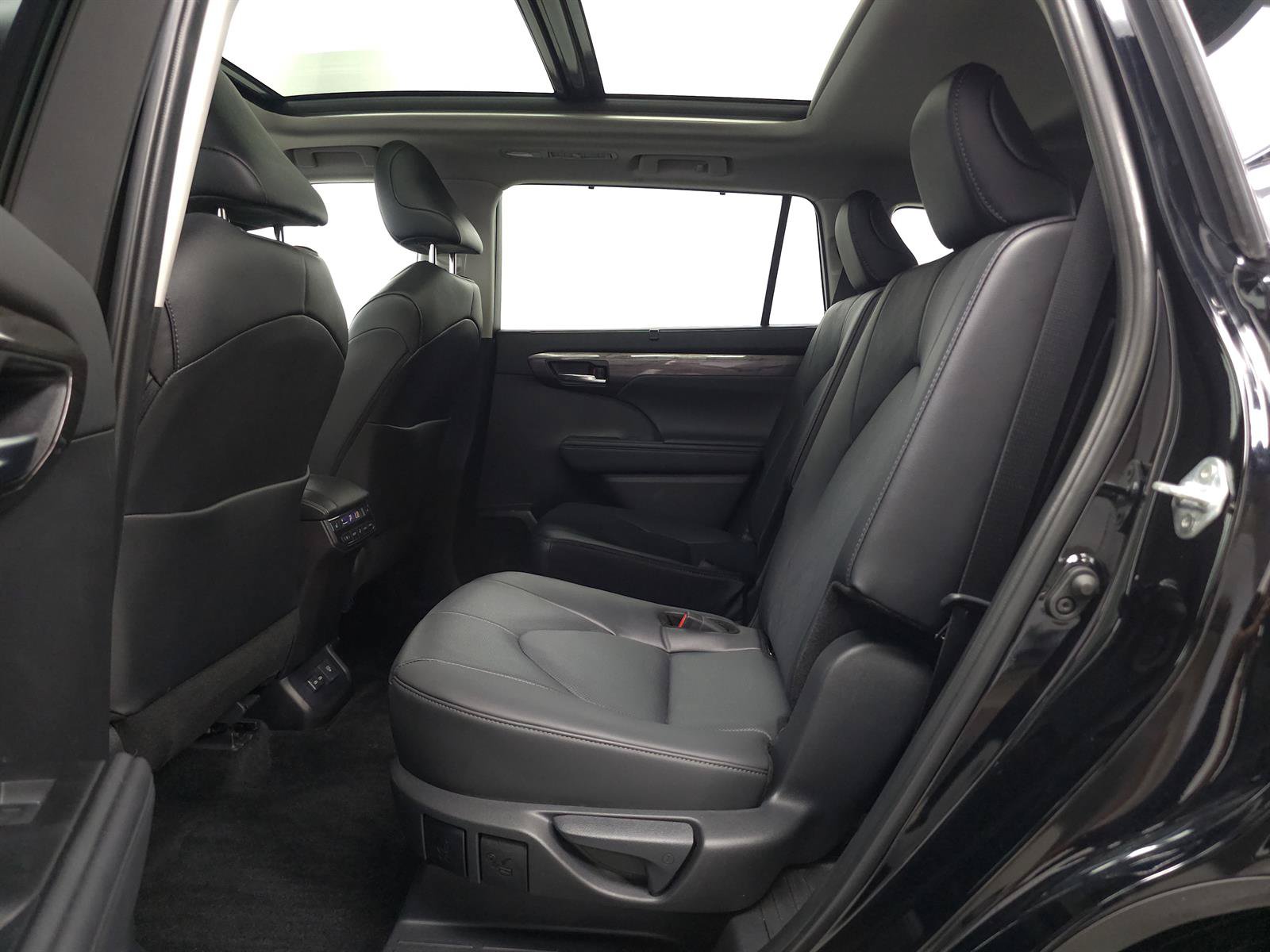Certified 2024 Toyota Highlander Platinum AWD/4WD image 5