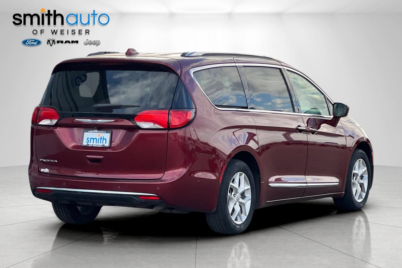 Used 2020 Chrysler Pacifica Touring-L Plus w/ Tire & Wheel Group FWD image 4
