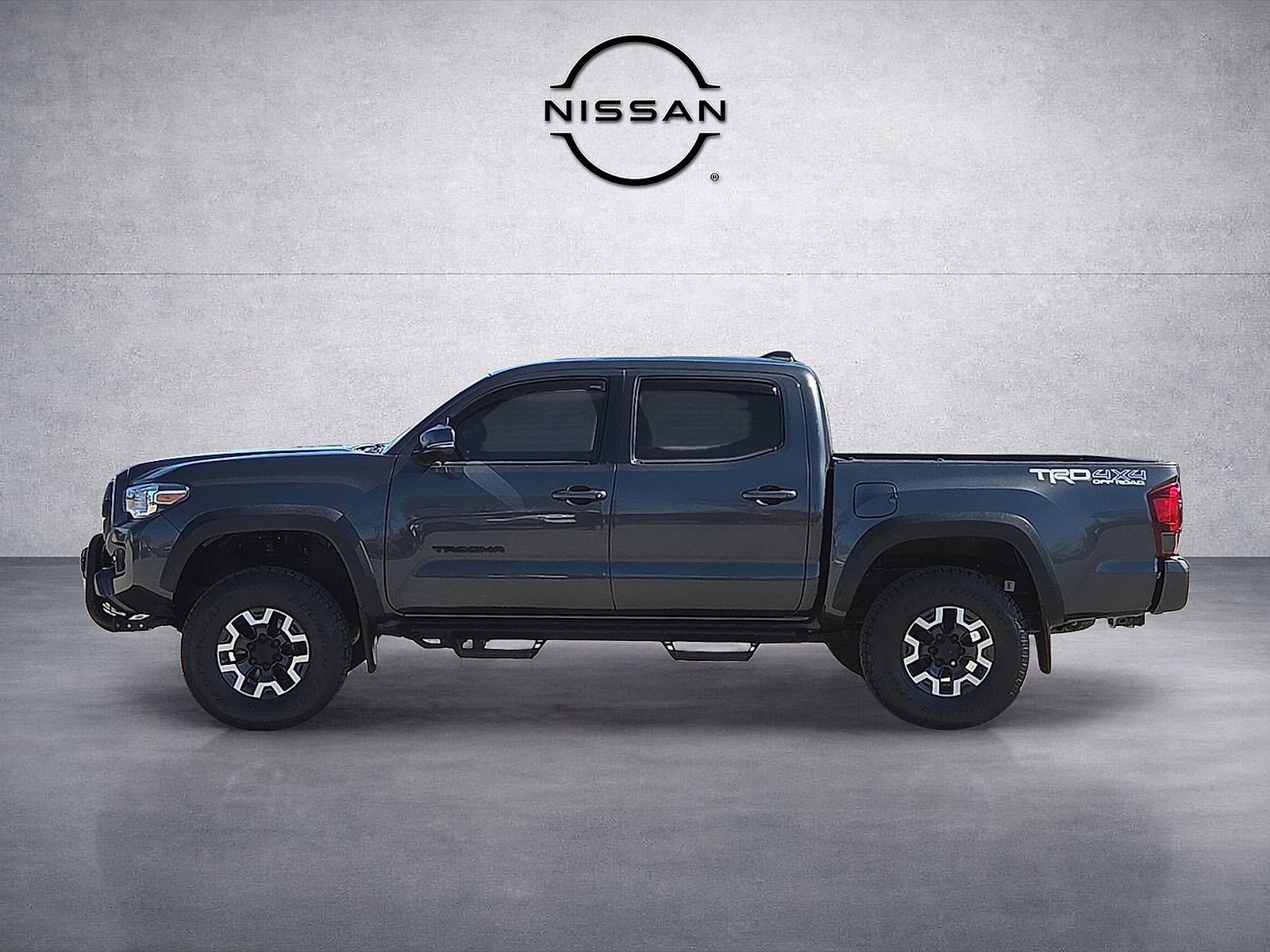 Used 2018 Toyota Tacoma TRD Off-Road w/ Technology Package image 3