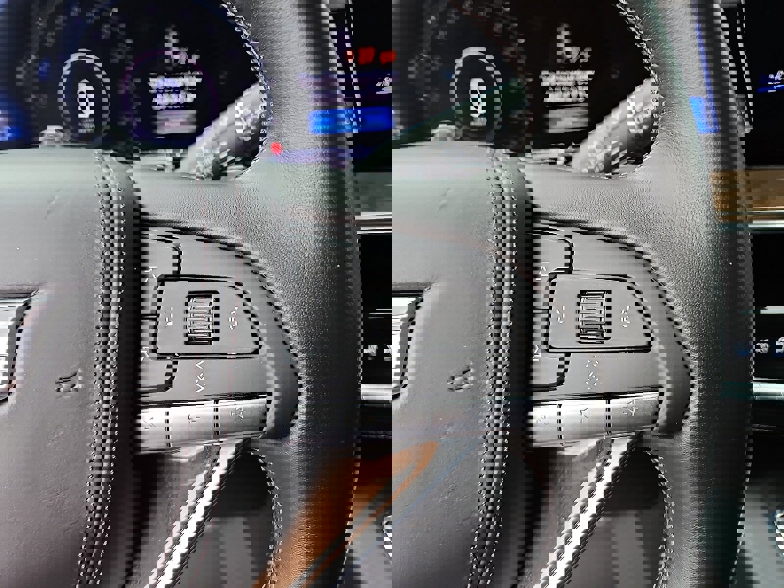 Certified 2024 Cadillac Escalade Premium Luxury Platinum w/ Heavy-Duty Trailer Package image 19