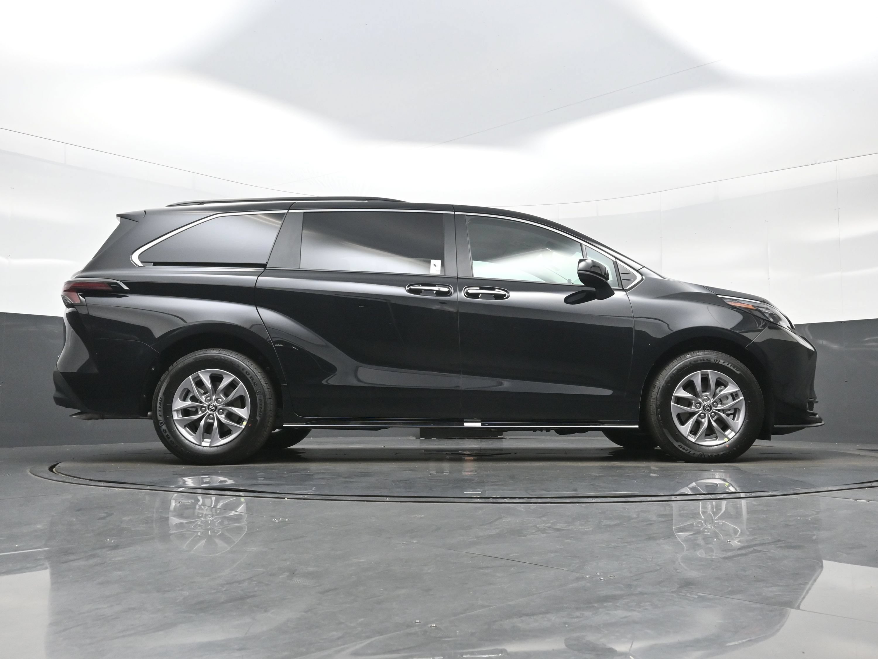 Used 2026 Toyota Sienna XLE FWD image 35