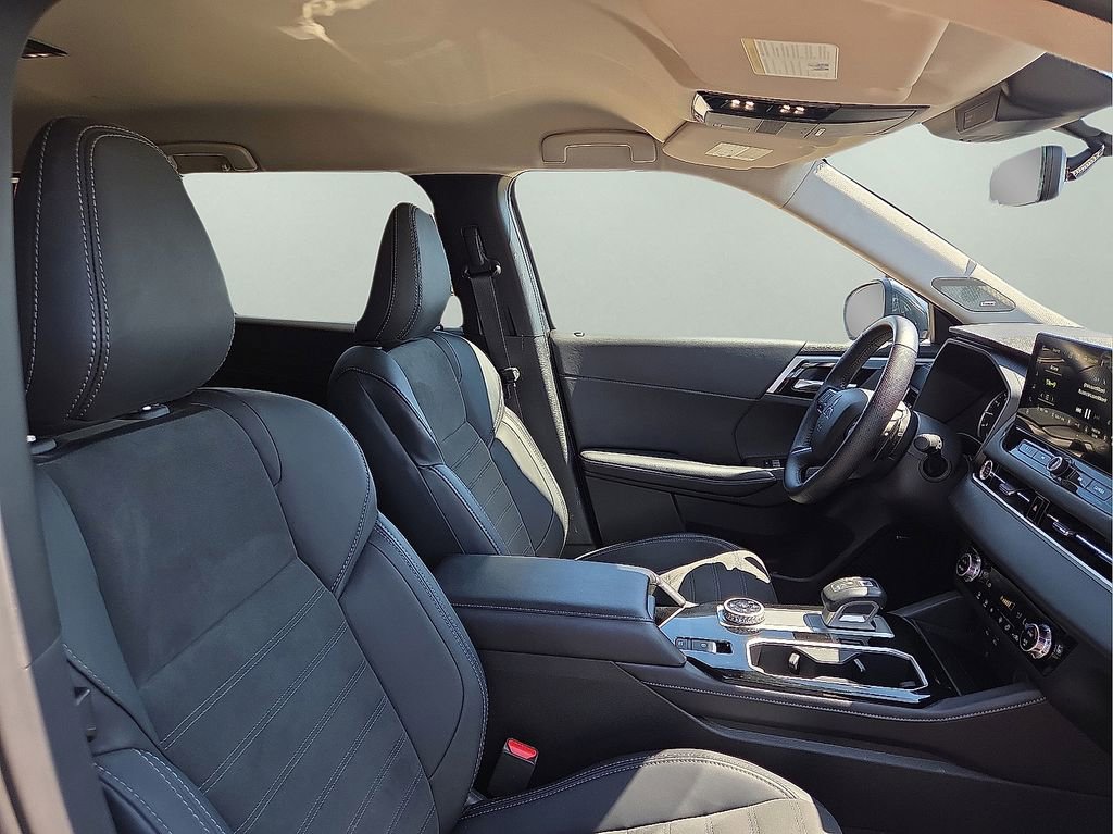 Used 2025 Mitsubishi Outlander SE image 12