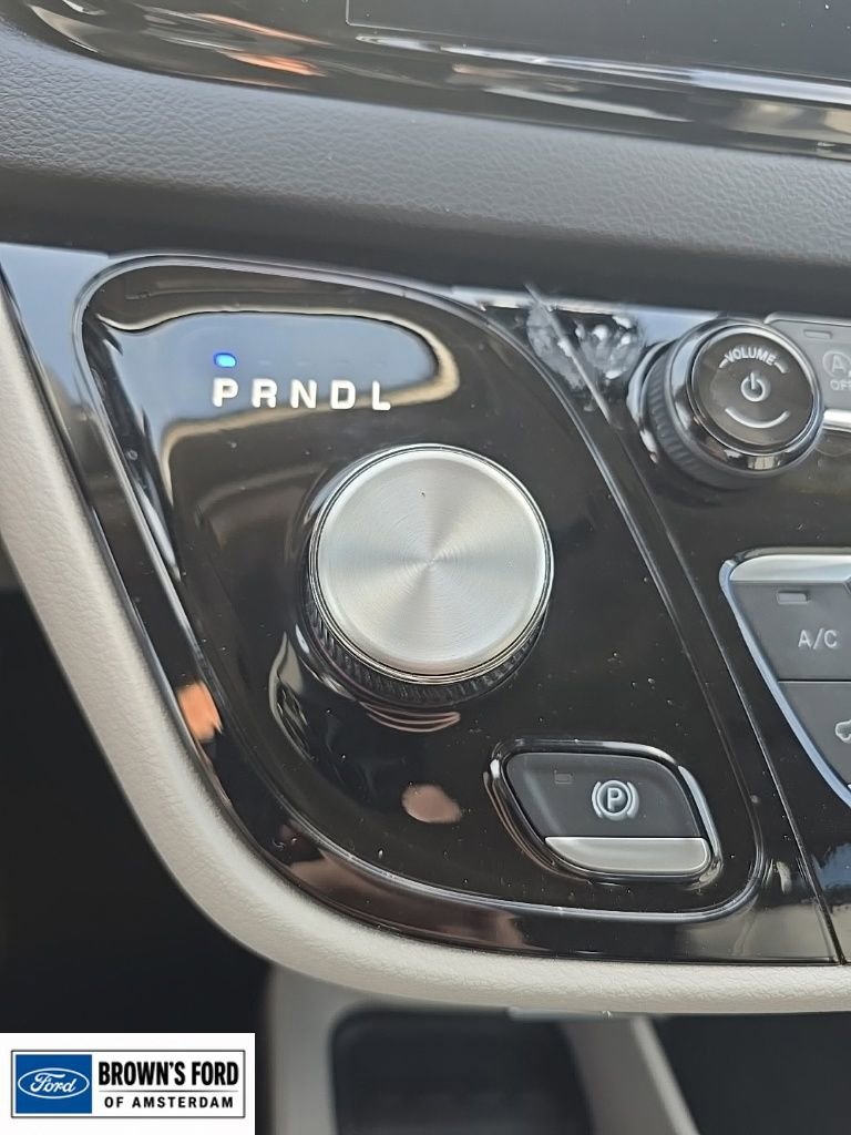 Used 2024 Chrysler Pacifica Touring-L FWD image 17