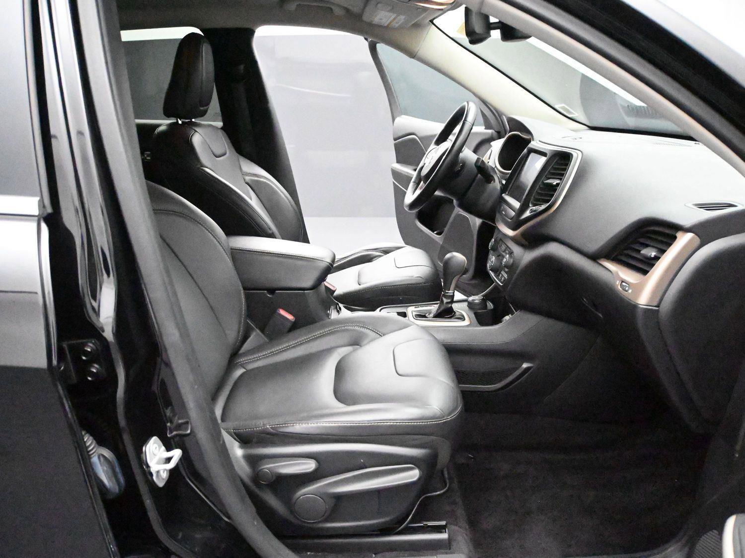 Used 2018 Jeep Cherokee Limited image 14