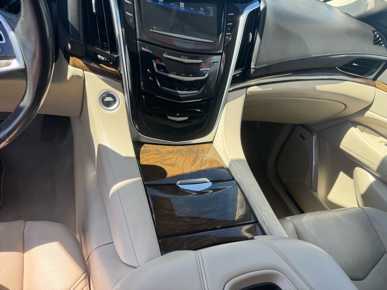 Used 2019 Cadillac Escalade Premium Luxury AWD/4WD image 12