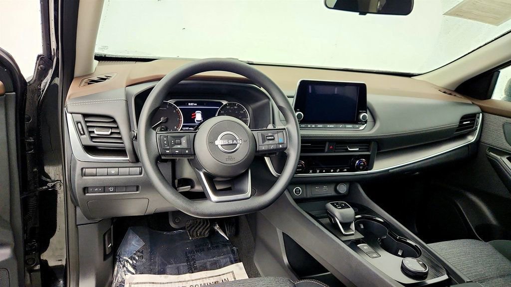 Used 2023 Nissan Rogue SV image 12