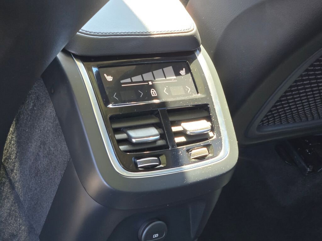 Used 2023 Volvo XC90 T8 Core image 28