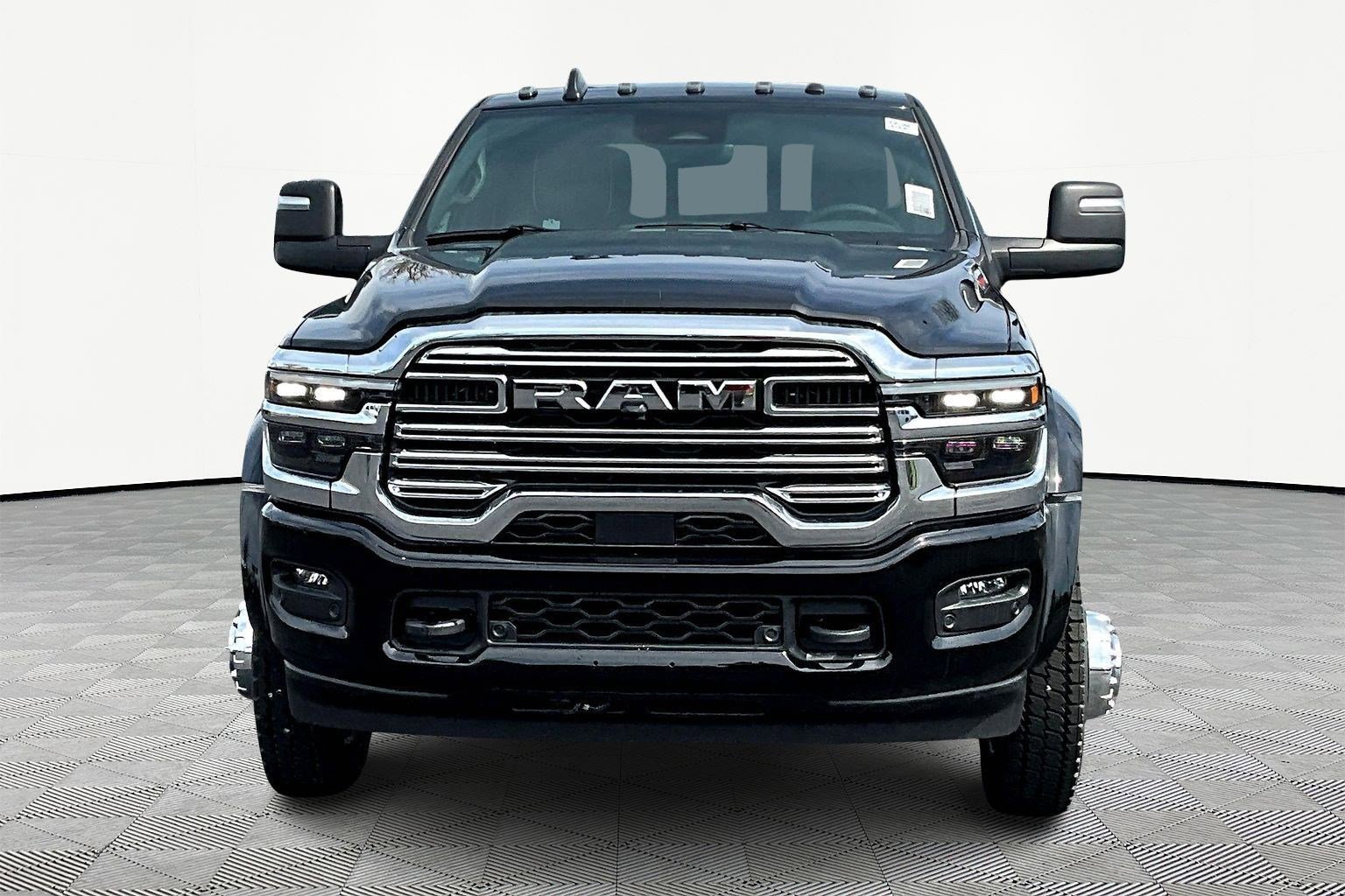 New 2026 RAM 4500 4x4 Crew Cab DRW image 2