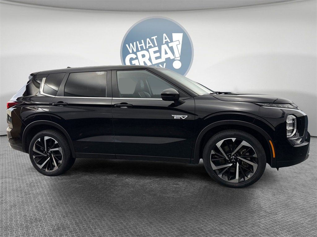 Used 2025 Mitsubishi Outlander SE image 2